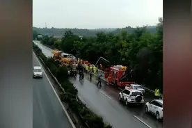 甘肃境内载63人大巴高速侧翻，已致13人死亡视频封面