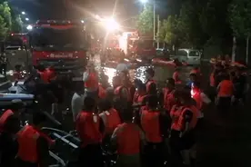 卫辉不眠夜：直升机转移村民，冲锋舟彻夜救援图片