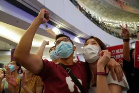 击剑——中国香港市民庆祝张家朗夺得男子个人花剑冠军图片