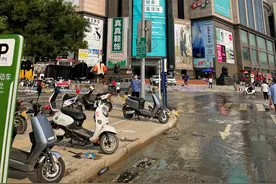 一线直击｜暴雨后小商家损失惨重，保险赔偿成难题图片
