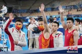中国体操男子团体摘铜 林超攀失误自责落泪图片