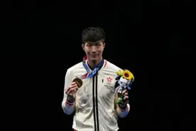 张家朗夺得香港回归后奥运首金！现场奏响《义勇军进行曲》图片