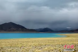 西藏阿里拉果错：高原盐湖美景如画图片