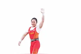爱穿裙子的小姑娘爱上了举重，廖秋云父母：“不管金银，你都是我们的骄傲”图片