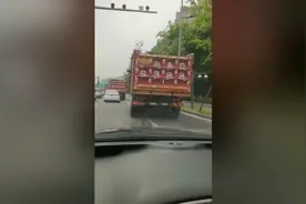成都渣土车违法举报平台上线4个月 770辆渣土车被查处图片