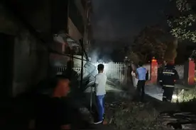 “幸亏你们来的快，不然我这房子要被烧光了！”图片