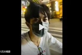 易烊千玺深夜发自拍视频 骑着玩具车在街上转悠图片