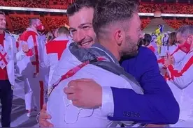 叙利亚兄弟奥运会相拥上热搜，善意“假新闻”背后有着许多难民团心酸故事图片