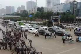 我爸是个英雄！父子救灾一线相遇互敬军礼图片