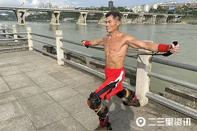 安康民间运动达人｜68岁网红“健身哥”张玉清，一天能做1000个负重俯卧撑图片