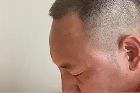 河南新乡一救援队员中暑倒地引网友关注，鞋子因长泡水中已发白图片