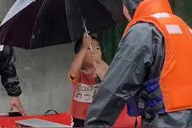 身边的美好小手大伞，撑起满满的爱！绍兴4岁男孩为救援人员撑伞遮雨图片
