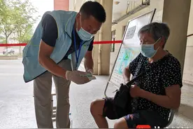 南京战疫｜老人没有智能手机怎么办，工作人员巧用“错题机”图片