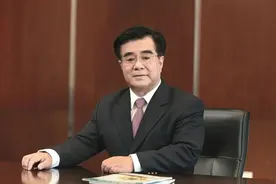 关于养老保障体系的这个“短板”，委员提到了两个数据图片