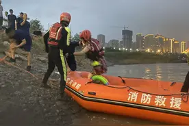 又是漂流惹的祸！50岁阿姨被困江中孤岛图片