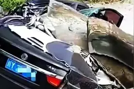 四川巴中山上滚石砸扁小轿车，所幸车上没人图片