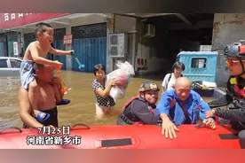 这一幕太可爱！小朋友向救援队队员挨个介绍自己的家人图片