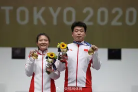 庞伟领奖时最终也没挤出笑容图片