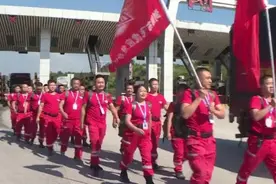 破防了！郑州被救群众下跪致谢，救援队员泣不成声……图片