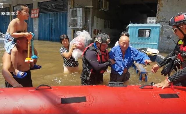 河南卫辉4岁男孩被困，获救后上演“小猪佩奇”式自我介绍，萌翻救援队