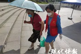 南京教师志愿服务日志：“等疫情结束，妈妈回家陪你备战高考”图片