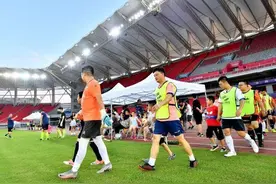 享受职业球员的待遇，武汉体育中心体育场面向公众开放图片