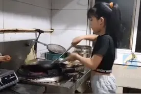 厉害！9岁女孩颠锅如跳舞：从小在厨房长大，小炒基本都会图片