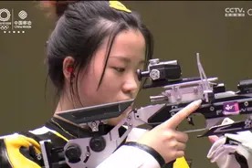 冲上热搜！杨倩夺冠，妈妈大喊“油焖大虾管够”！3天射落两块金牌，00后的杨倩刚刚亲自发了一条微博图片