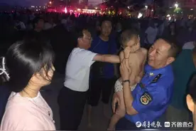 河南男孩在石老人海水浴场与母亲走散，执法人员助团圆图片