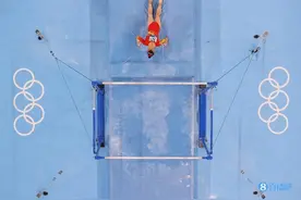 心疼！中国体操姑娘芦玉菲掉杠 整个人平拍在垫子上图片