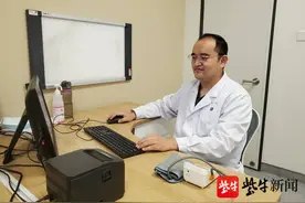 最甜的香蕉！医生忙着核酸采样，小女孩递上香蕉图片