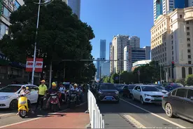 烈日下车主路口“避晒式”停车 交警：属违法停车，不听劝阻将面临处罚图片