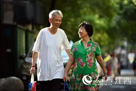 图片故事：退休夫妻46年资助54人 假期义务辅导学生图片