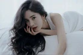 杨幂身穿长裙搭配大波浪卷发尽显慵懒温柔 女人味十足图片