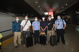 夫妇放弃生意寻子走遍大江南北，16年后风雨中相拥认亲图片