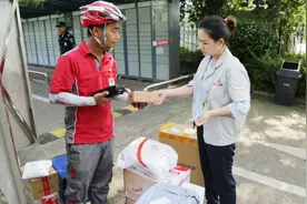 不同快递公司包裹，可由同一快递员配送 湖南尝试快递“共同配送”图片