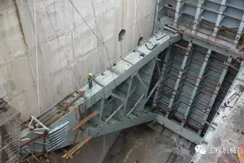 用机丨怎么用公路架桥机解决水电站弧门吊装图片
