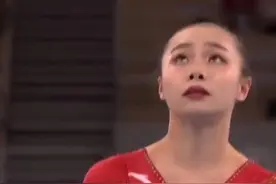 心疼！芦玉菲掉杠重摔在地 爬起来含着泪问：我还可以再翻吗？图片