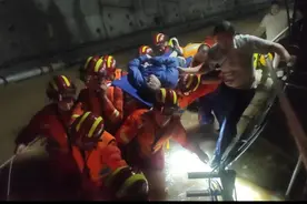 对话参与郑州地铁5号线救援消防员：湍流中组人墙保护被困者图片