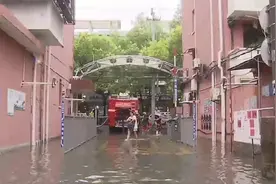 闵行梅陇两小区积水倒灌超2天 台风过后排涝艰巨视频封面