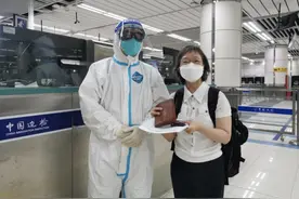 像这样暖心的事情，每天都在深圳湾口岸发生……图片
