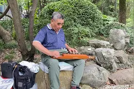 上海七旬爷叔常驻人民公园荷花池畔，用一把凤凰琴传递快乐图片