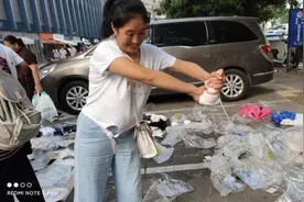 暴雨后的二七商圈：捞出来的衣服滴着水十元大甩卖！有商户亏损数百万，更难的是没钱再下订单图片