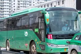 地铁暂停后，郑州公交啥情况？高峰期变得比较拥挤，公交已加密车次、缩短发车间隔图片