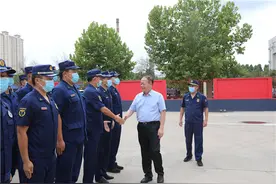 潍坊寿光市政府副市长于善江亲切慰问一线执勤的消防救援指战员图片
