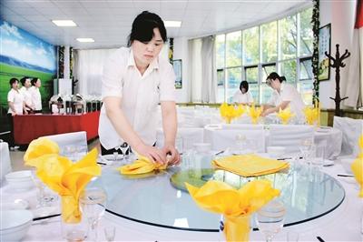 餐巾折花步骤（餐巾折花比巧手 花样繁多显慧心）