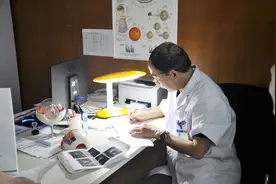 一个月96人被拒做近视手术 专家：有些人视网膜裂孔“浑然”不觉图片