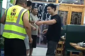 河南饭店老板偷偷为救援者加了一斤排骨，还藏起付款码免单，店主：他们很累很饿图片
