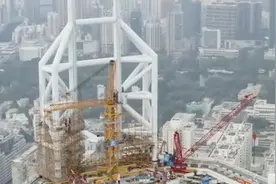 深圳赛格广场大厦楼顶塔吊安装完毕，正进行桅杆拆除准备工作视频封面