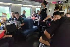 高铁上，来自卫辉的乘务员饱含泪水给上海救援队员送爱心午餐：看到你们，家乡亲人就有了希望图片